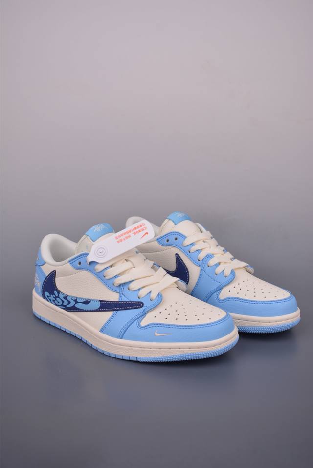 Fragment X Travis Scott X 斯图西Air Jordan 1 Low 三方联名倒钩 全新的三方联名低帮倒钩鞋面延续了黑脚趾设计，整双鞋以全