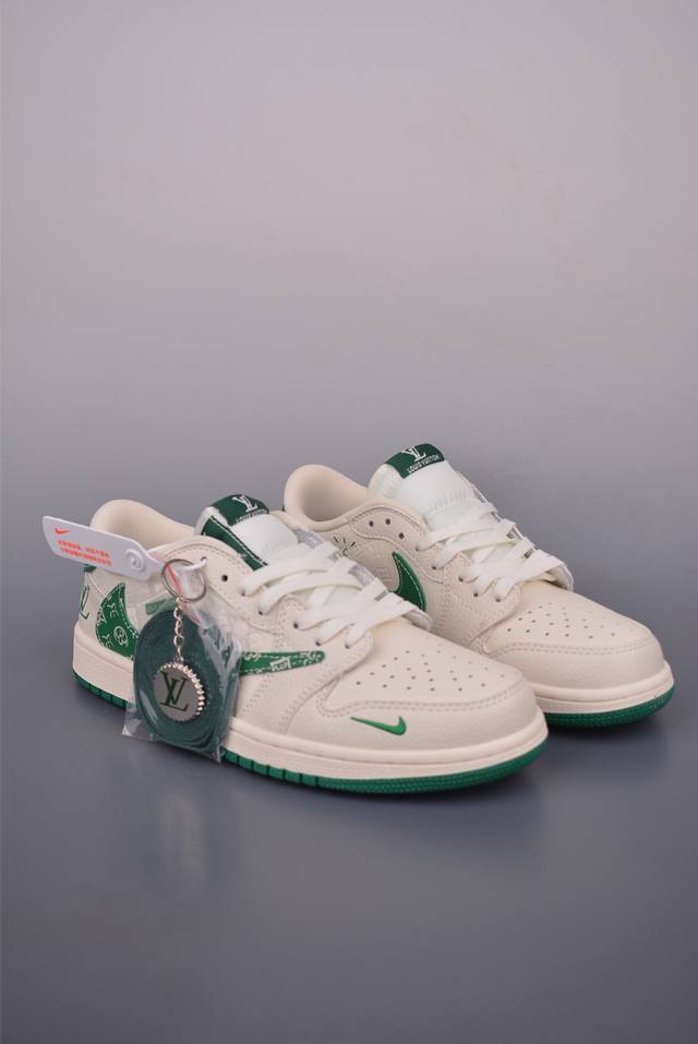 Fragment X Travis Scott X Lvair Jordan 1 Low 三方联名倒钩 全新的三方联名低帮倒钩鞋面延续了黑脚趾设计，整双鞋以全荔