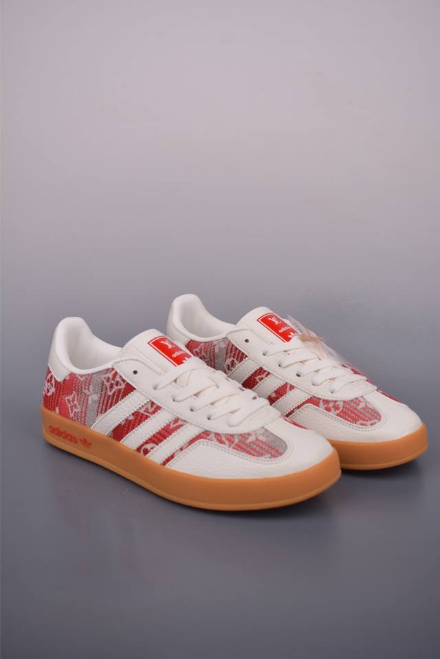 Adidas Samba Og Diy联名复古桑巴板鞋 纯原大厂出品 这款桑巴鞋展示了高质量的工艺 带有装饰的超锁缝制和无缝的手感 柔软、柔软的皮革造型和标志性