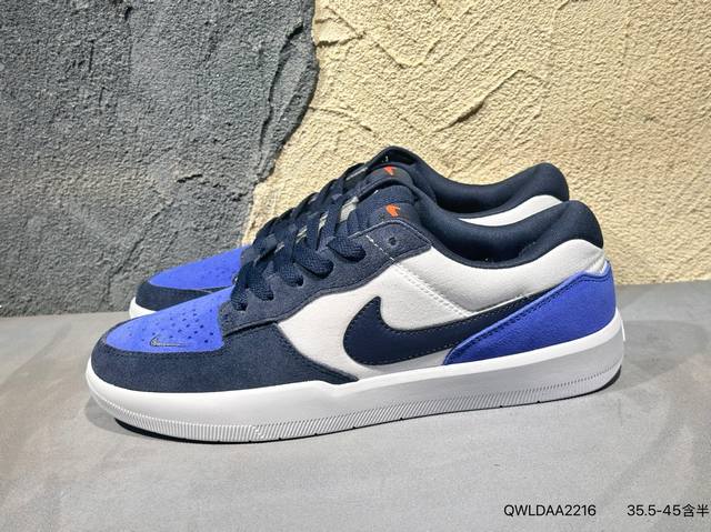 新品上市实拍 耐克Nike Sb Force 58 运动滑板鞋。这是一款将前沿创新带入街头的单品，它具有硫化杯底，具有出色的耐用性和灵活性。使用柔软皮革和帆布拼