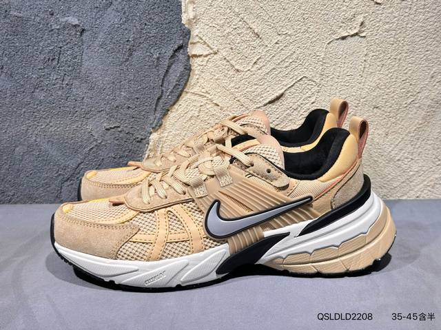 Nike V2K Runtekk 减震防滑复古低帮跑步鞋材质上使用大面积网眼 皮革 Tpu 组成 支撑和透气性肯定不错 中底处由 Cushlon 泡绵打造 保证
