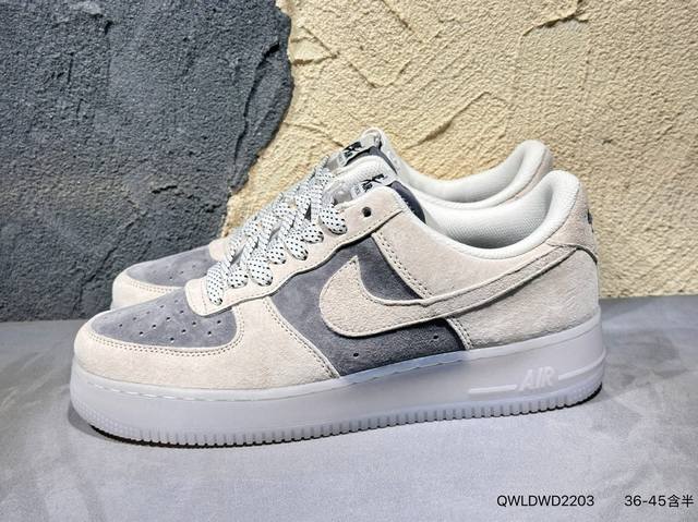 新品上市实拍 耐克Nike Air Force 1 Low空军一号低帮百搭休闲运动板鞋。柔软、弹性十足的缓震性能和出色的中底设计，横跨复古与现代的外型结合，造就
