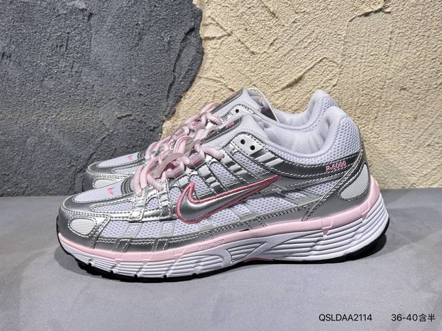 新品上市实拍 耐克Nike P-6000 女子跑鞋内外侧都用了红色的钩子，采用透气材料，搭配匠心覆面，再现千禧年代的跑鞋风格，塑就大气外观。鞋款秉承 Nike