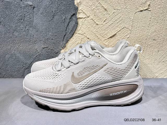 新品上市实拍 Nike Vomero 18 耐克 舒适减震防滑 低帮跑步鞋全掌Reactx泡绵中底 前掌和后跟还配备了Air Zoom气垫单元 据说跑起来更快更