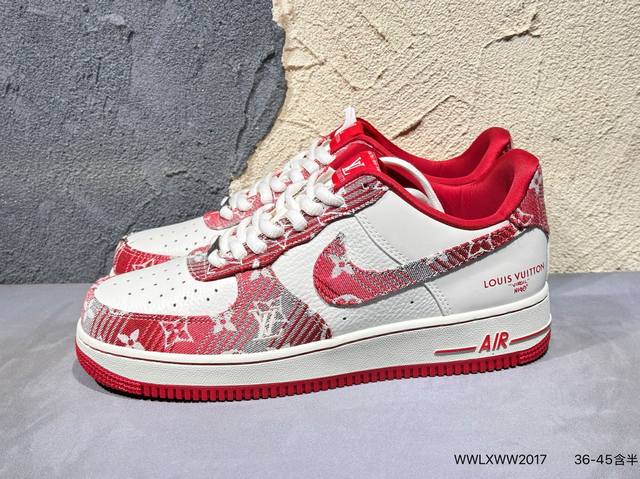 新品上市实拍 耐克Nike Air Force 1“07空军一号低帮百搭休闲运动板鞋。柔软、弹性十足的缓震性能和出色的中底设计，横跨复古与现代的外型结合，造就出