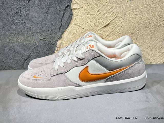 新品上市实拍 耐克Nike Sb Force 58 运动滑板鞋。这是一款将前沿创新带入街头的单品，它具有硫化杯底，具有出色的耐用性和灵活性。使用柔软皮革和帆布拼