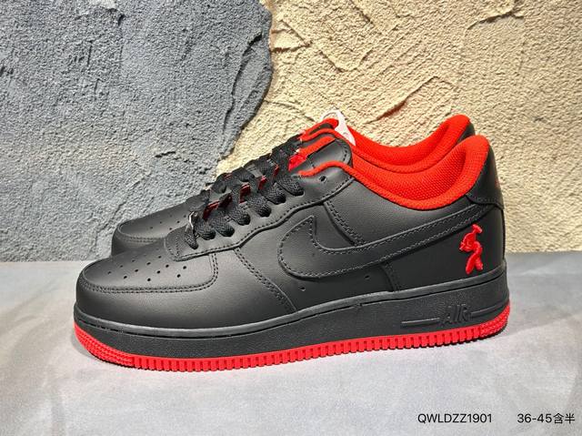 新品上市实拍 耐克Nike Air Force 7空军一号低帮百搭休闲运动板鞋。柔软、弹性十足的缓震性能和出色的中底设计，横跨复古与现代的外型结合，造就出风靡全