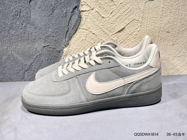 新品上市实拍 从 1982 年的美式橄榄球典藏中回归 Nike Field General，延续经典风格， 兼具造型和耐穿性，经得起时间的考验。If0666 Q
