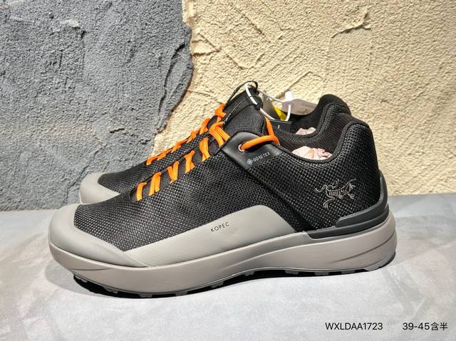 新品上市实拍 Arcteryx Konseal Lt W 始祖鸟拖鞋此款鞋采用近几年比较流行的版型设计，外观时尚大气，鞋底采用耐磨的材质，穿上它，让您在平时生活