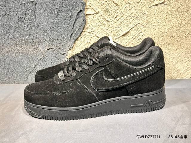 新品上市实拍 耐克Nike Air Force 7空军一号低帮百搭休闲运动板鞋。柔软、弹性十足的缓震性能和出色的中底设计，横跨复古与现代的外型结合，造就出风靡全