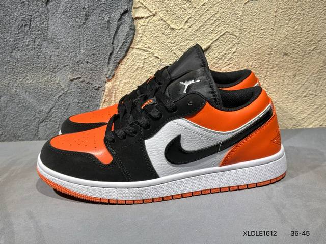 新品上市实拍 Air Jordan 1 Low 低帮 蓝柠檬 Aj1 乔丹1代 Aj1 乔1 低邦 蓝黄拼接 乔丹篮球鞋系列 鞋身采用蓝色皮革勾勒轮廓，明黄色注