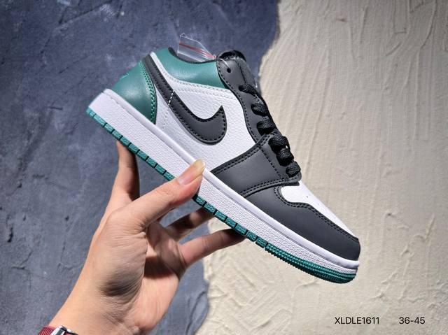 新品上市实拍 Air Jordan 1 Low 低帮 蓝柠檬 Aj1 乔丹1代 Aj1 乔1 低邦 蓝黄拼接 乔丹篮球鞋系列 鞋身采用蓝色皮革勾勒轮廓，明黄色注