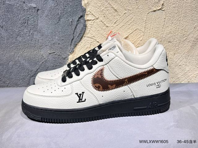 新品上市实拍 耐克Nike Air Force 1“07空军一号低帮百搭休闲运动板鞋。柔软、弹性十足的缓震性能和出色的中底设计，横跨复古与现代的外型结合，造就出