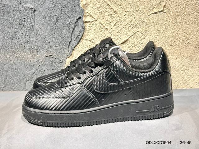 新品上市实拍 Nike Air Force 1 ’07 Low 空军一号低帮百搭休闲运动板鞋。柔软、弹性十足的缓震性能和出色的中底设计，横跨复古与现代的外型结合