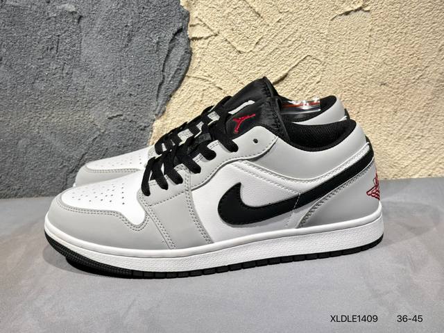 新品上市实拍 Air Jordan 1 Low 低帮 蓝柠檬 Aj1 乔丹1代 Aj1 乔1 低邦 蓝黄拼接 乔丹篮球鞋系列 鞋身采用蓝色皮革勾勒轮廓，明黄色注