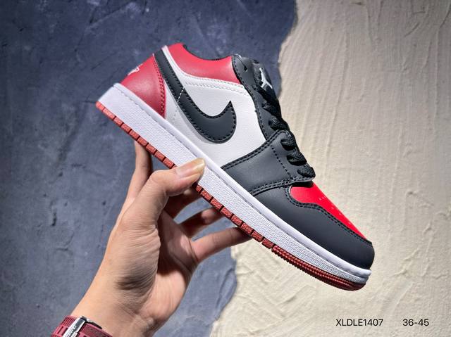 新品上市实拍 Air Jordan 1 Low 低帮 蓝柠檬 Aj1 乔丹1代 Aj1 乔1 低邦 蓝黄拼接 乔丹篮球鞋系列 鞋身采用蓝色皮革勾勒轮廓，明黄色注