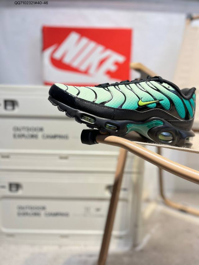 耐克Nike Air Maxplus Drift休闲气垫缓震跑步运动鞋 造型超讨喜！鞋面以帆布和织物材质包裹，保证了轻薄透气，更适合夏季穿着。鞋侧 鱼骨 形状的