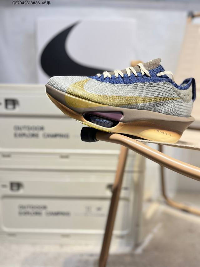 Nike Air Zoom Alphafly Next% 整体采用前作的设计语言，并且对后者的细节进行升级，马拉松和长距离路跑的性能极限设计而生Hv4318 Q