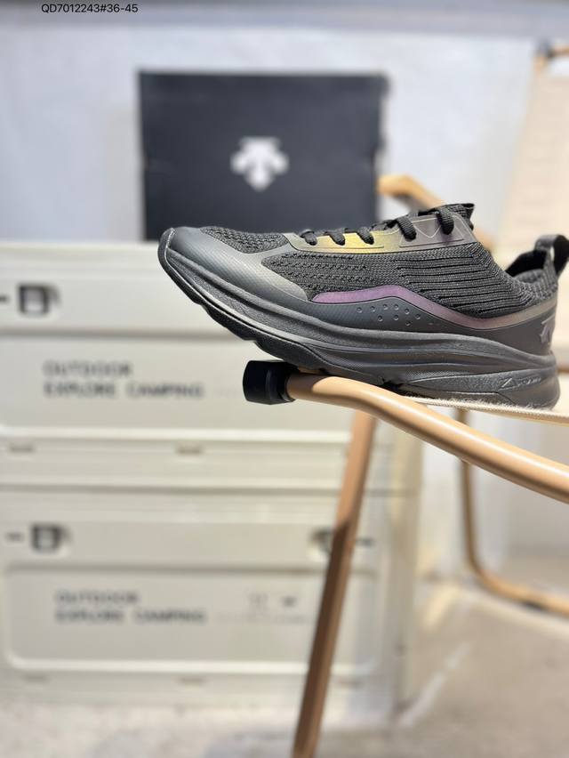 迪桑特Descente 系列 Dfluid 时尚舒适百搭耐磨低帮跑步鞋，前后掌搭载Dfluid应变流科技，动态化解冲击力，Carbon-Shell足弓稳定科技，
