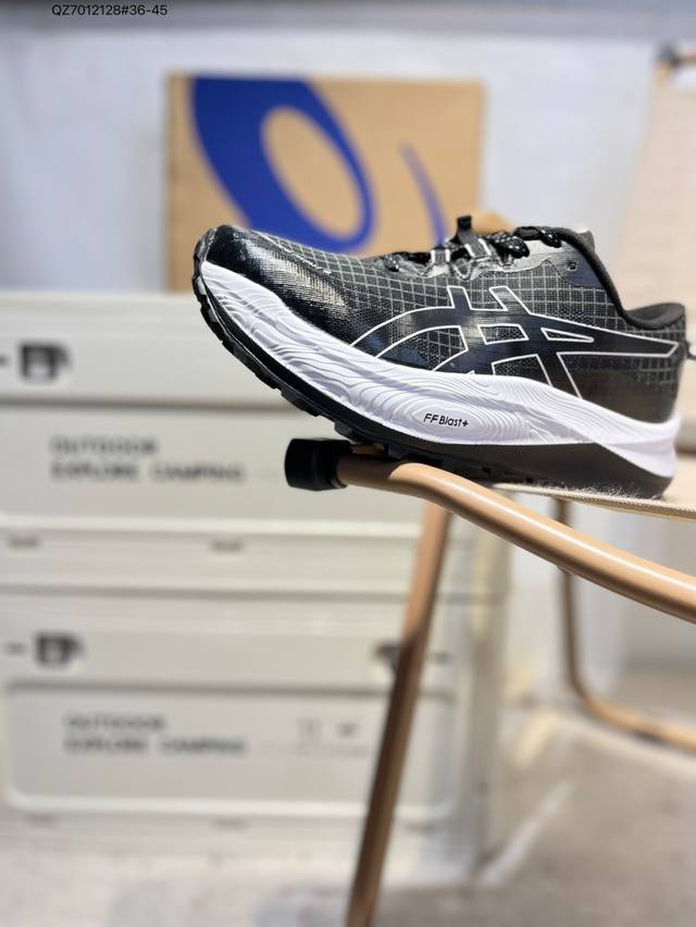 Asics Gel-Trabuco Max 3亚瑟士经典跑鞋 如今机能风和户外风吹得正劲，便是主打“Urban Outdoor机能越野风格”，城市和户外场景都能