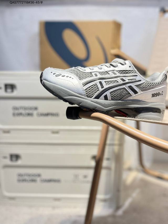 Asics Gel-1090V2亚瑟士经典跑鞋 如今机能风和户外风吹得正劲，便是主打“Urban Outdoor机能越野风格”，城市和户外场景都能轻松应对。关键