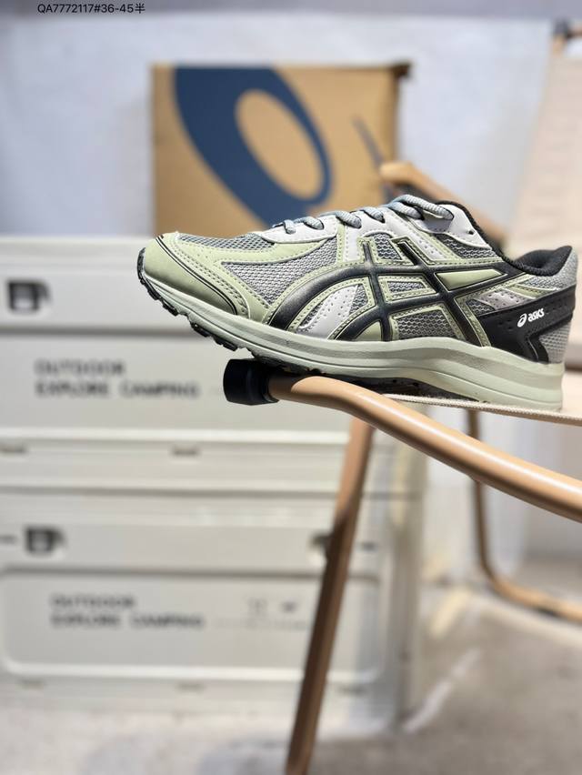 Asics Gel- S亚瑟士经典跑鞋 如今机能风和户外风吹得正劲，便是主打“Urban Outdoor机能越野风格”，城市和户外场景都能轻松应对。关键是跑鞋的