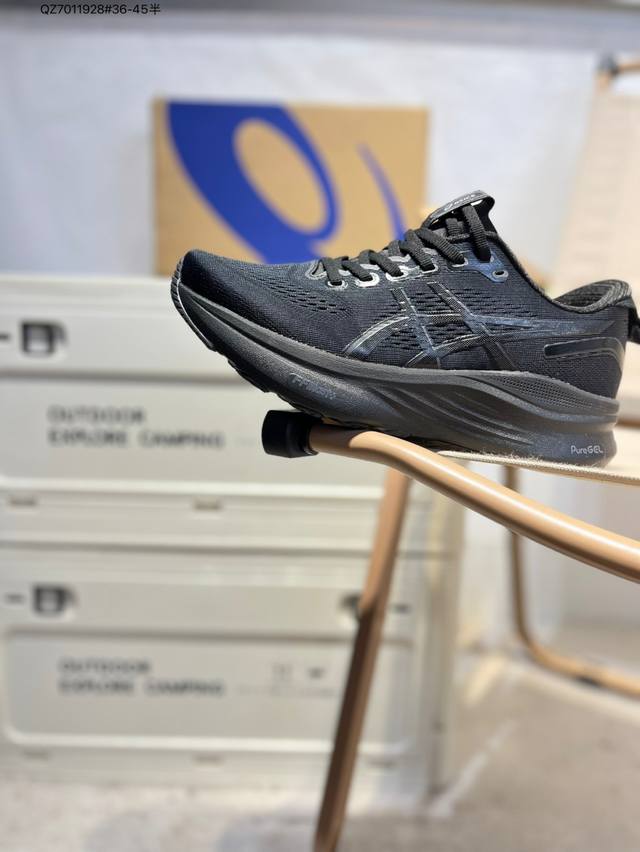 Asics Gel-Nimbus 26亚瑟士经典跑鞋 如今机能风和户外风吹得正劲，便是主打“Urban Outdoor机能越野风格”，城市和户外场景都能轻松应对