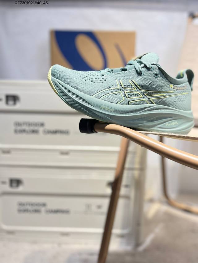Asics Gel-Nimbus 26亚瑟士经典跑鞋 如今机能风和户外风吹得正劲，便是主打“Urban Outdoor机能越野风格”，城市和户外场景都能轻松应对