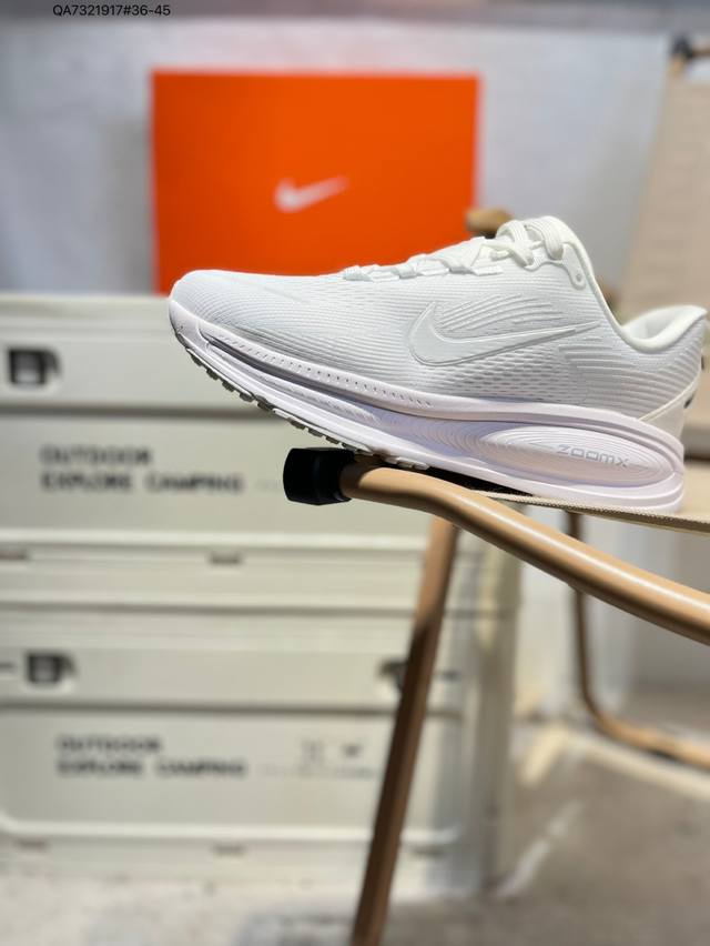 Nk Air Zoom Vomero 18 轻便舒适公路跑步鞋 质感柔软 弹力充沛 助力一路畅跑 乐享不停 厚实泡绵缔造舒适的回弹效果 铸就出色跑步表现 该鞋款