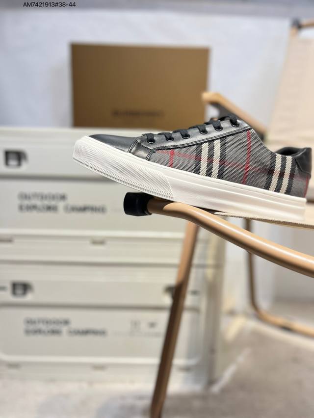 Burberry 巴宝莉经典配色新款男士帆布休闲鞋、面料精选牛皮，羊皮内里，防滑橡胶大底。精美线条、简约大气，上脚舒服上挡次、休闲旅游上上选1676 Am742