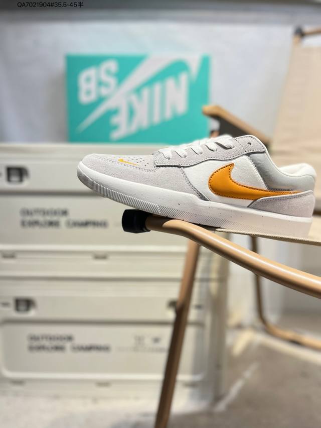 耐克Nike Sb Force 58 运动滑板鞋。这是一款将前沿创新带入街头的单品，它具有硫化杯底，具有出色的耐用性和灵活性。使用柔软皮革和帆布拼接，在饰面上放