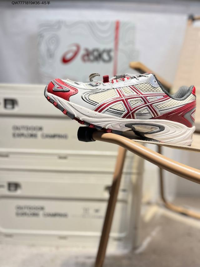Asics Gel-Kahana Tr V4亚瑟士经典跑鞋 如今机能风和户外风吹得正劲，便是主打“Urban Outdoor机能越野风格”，城市和户外场景都能轻