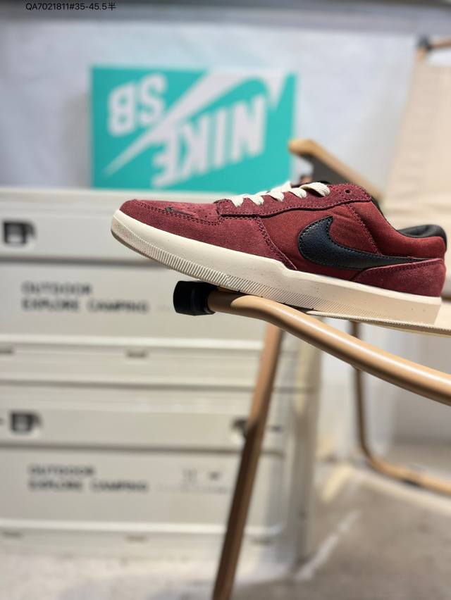耐克Nike Sb Force 58 运动滑板鞋。这是一款将前沿创新带入街头的单品，它具有硫化杯底，具有出色的耐用性和灵活性。使用柔软皮革和帆布拼接，在饰面上放