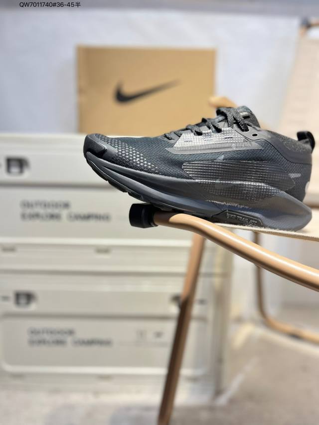 Nike Reactx Pegasus Trail 5 Gtx 越野跑步鞋登月兼顾迅疾外观和稳固脚感 后跟覆面和中足动态支撑巧妙融合 缔造稳定顺畅的迈步体验官方