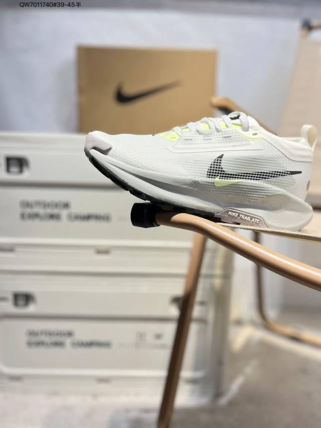 Nike Reactx Pegasus Trail 5 Gtx 越野跑步鞋登月兼顾迅疾外观和稳固脚感 后跟覆面和中足动态支撑巧妙融合 缔造稳定顺畅的迈步体验官方