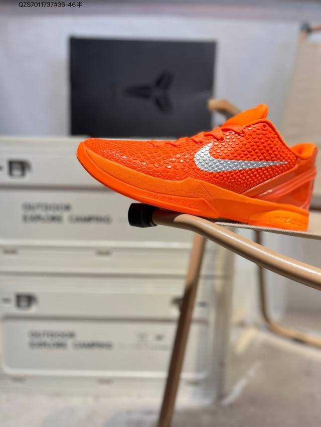 Kobe Vi Protro 复古实战篮球鞋鞋款保留科比六代元年配置 除了鞋面没有使用聚氨酯材料做成蛇鳞之外 保留了Zoom Kobe Vi的绝大多数配置 鞋面