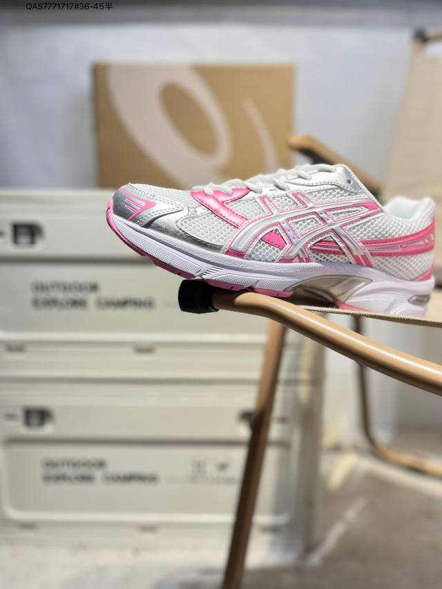 Asics Gel-1 亚瑟士经典跑鞋 如今机能风和户外风吹得正劲，便是主打“Urban Outdoor机能越野风格”，城市和户外场景都能轻松应对。关键是跑鞋的