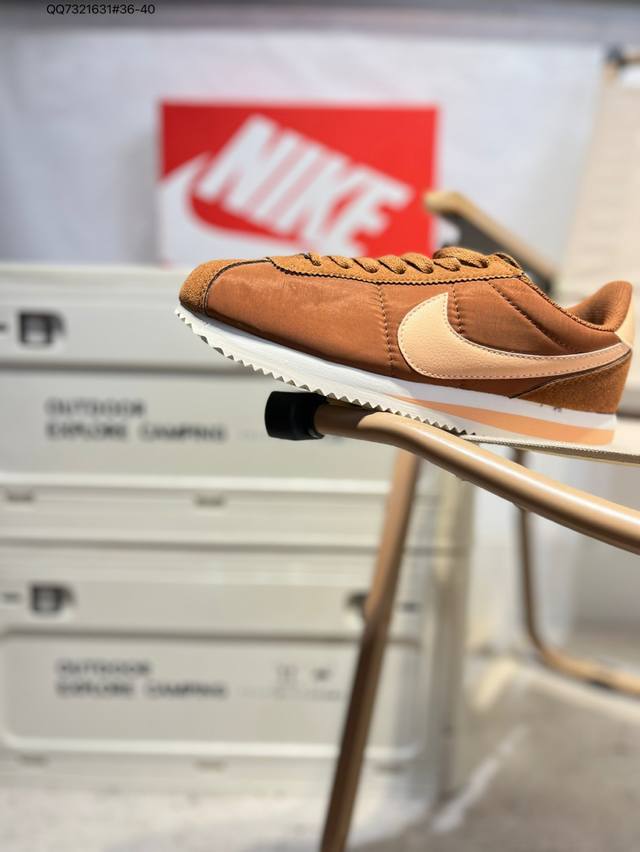 Nike Classic Cortez 全新配色经典阿甘休闲跑步鞋 纯粹而执着的精神，使得Cortez种在了一代人的心里，无论是否喜欢它复古的鞋型，一双Nike