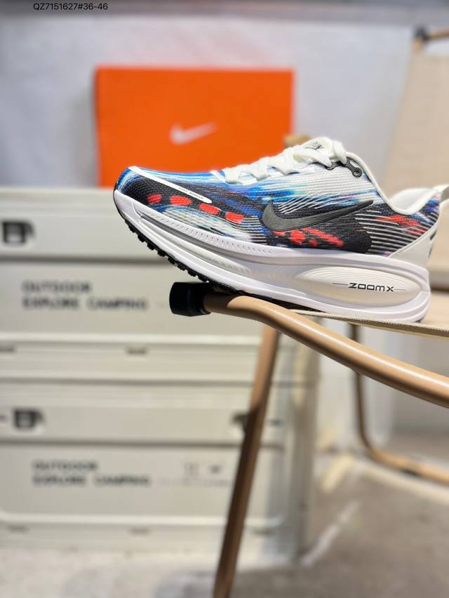 Nike Vomero 18 耐克 舒适减震防滑 低帮跑步鞋全掌Reactx泡绵中底 前掌和后跟还配备了Air Zoom气垫单元 据说跑起来更快更舒适哦 这次最
