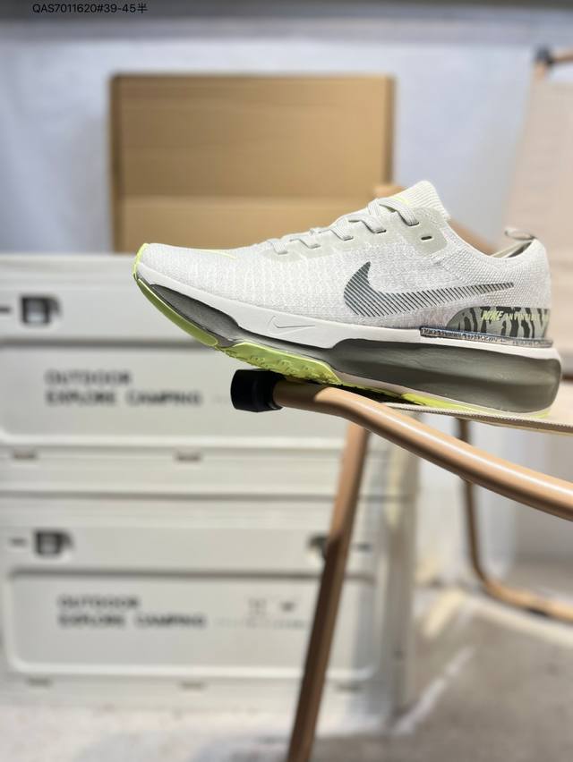 采用外露式Flyknit飞织面料鞋面材质#搭载Zoomx轻盈泡棉缓震科技中底#防滑缜密块状橡胶外底耐克Nike Zoomx Invincible Run Fly