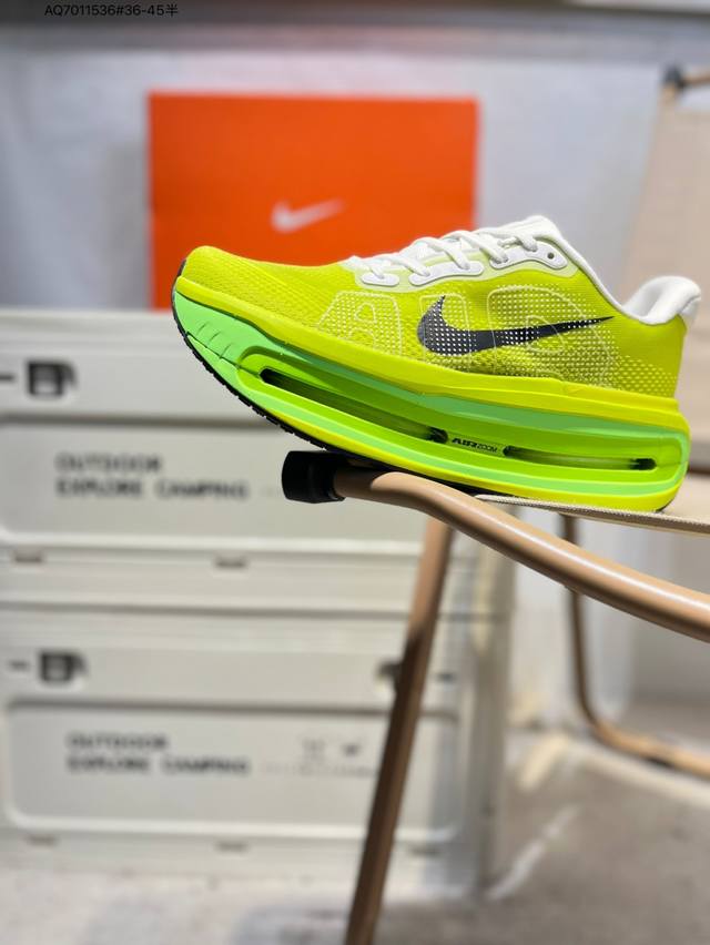 Nike Vomero Premium 耐克 舒适减震防滑 低帮跑步鞋全掌Reactx泡绵中底 前掌和后跟还配备了Air Zoom气垫单元 据说跑起来更快更舒适