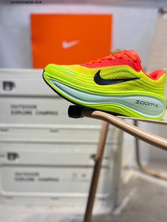 Nike Vomero Plus 时尚舒适网布防滑耐磨低帮跑步鞋男款防滑性能通过鞋底的纹路和材质增强，提高在湿滑地面的抓地力。适合在雨天或湿滑路面跑步，提供更好