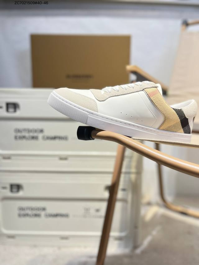 Burberry 巴宝莉经典配色新款男士帆布休闲鞋、面料精选牛皮，羊皮内里，防滑橡胶大底。精美线条、简约大气，上脚舒服上挡次、休闲旅游上上选8024125 Zc
