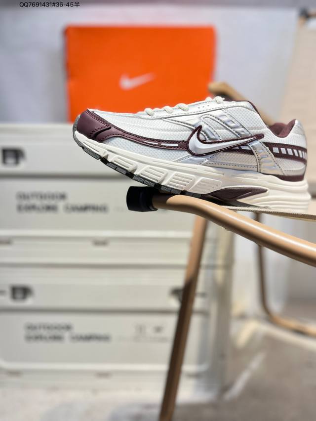 耐克网布跑鞋Nike Initiator 复古单品专为实现舒适畅跑而打造，Nike Lnitiator跑步鞋采用透气鞋面，巧搭轻量中底，提供轻盈减震防护效果动态