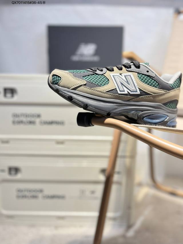 New Balance 2010系列复古老爹风休闲鞋#采用轻质牛剖革拼接透气网眼衬垫织物鞋面材质 T-Beam大底提供足步弓支撑，保持步态稳定 后跟搭载外露缓震