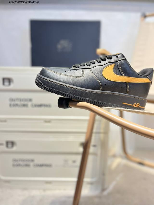 耐克 Nike Air Force 1 '07空军一号 百搭休闲运动板鞋。柔软、弹性十足的缓震性能和出色的中底设计，横跨复古与现代的外型结合，造就出风靡全球三十