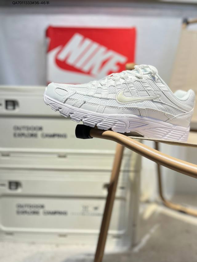 耐克 Nike P-6000 Laser Blue 复古科技个性运动老爹鞋。该鞋款鞋面采用纵横交错的覆面，重现 2000 年代跑鞋风格，同时搭配缓震鞋垫，带来舒
