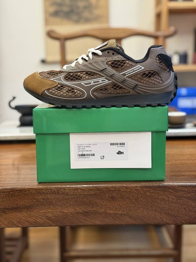 Bottega Veneta葆蝶家 Orbit 织物 圆头系带跑鞋 此款鞋采用近几年比较流行的版型设计，外观时尚大气。鞋底采用耐磨的材质，穿上它，让您在平时生活