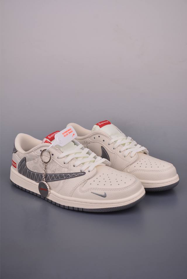 Fragment X Travis Scott X Supremeair Jordan 1 Low 三方联名倒钩 全新的三方联名低帮倒钩鞋面延续了黑脚趾设计，整