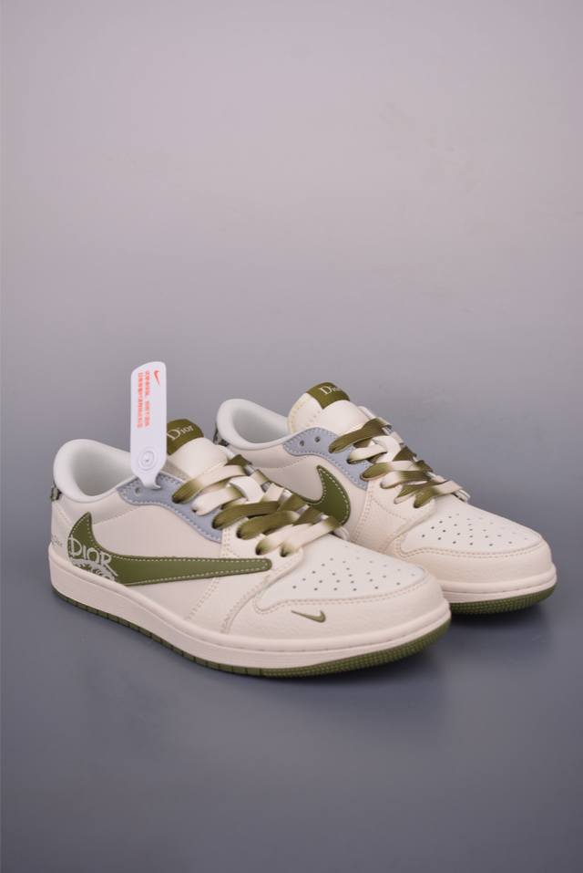Fragment X Travis Scott X Diorair Jordan 1 Low 三方联名倒钩 全新的三方联名低帮倒钩鞋面延续了黑脚趾设计，整双鞋以